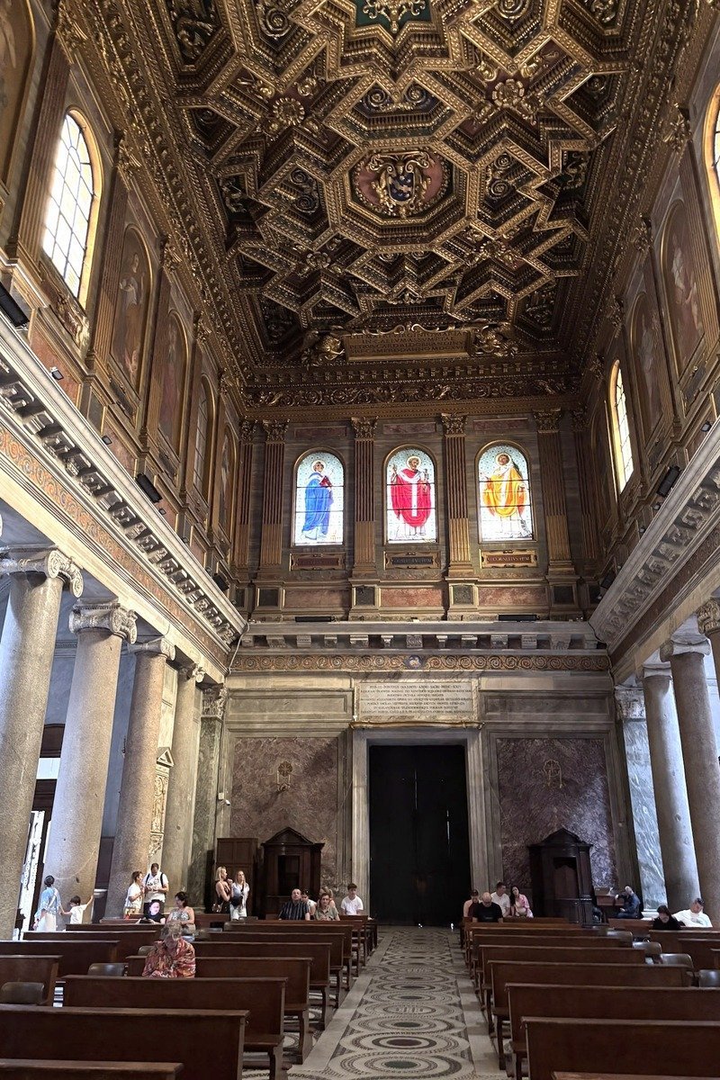 Nef centrale d'une basilique avec plafond doré à caissons et vitraux