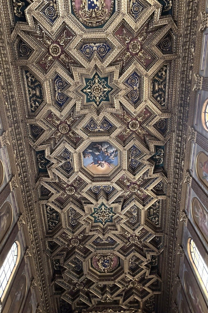 Plafond d'église orné de caissons dorés en étoiles et médaillons peints