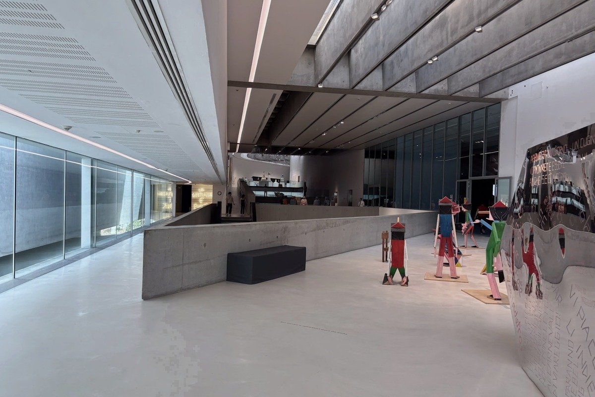 Hall intérieur en béton avec sculptures colorées figuratives exposées au sol