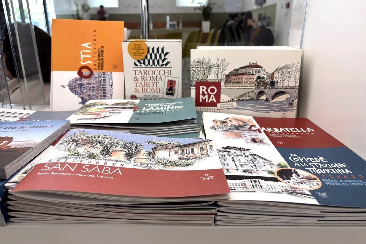 Présentoir de livres et sketchbooks illustrés sur l'architecture urbaine