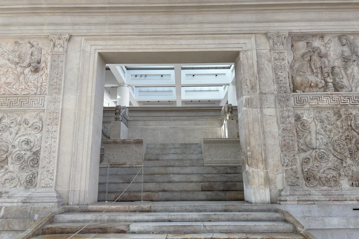 Escalier en marbre d'un autel antique orné de bas-reliefs sculptés