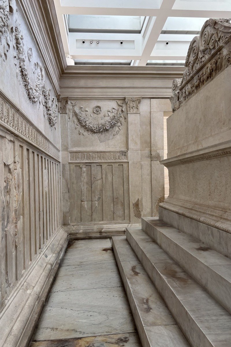 Intérieur d'un monument antique en marbre blanc avec bas-reliefs et escaliers
