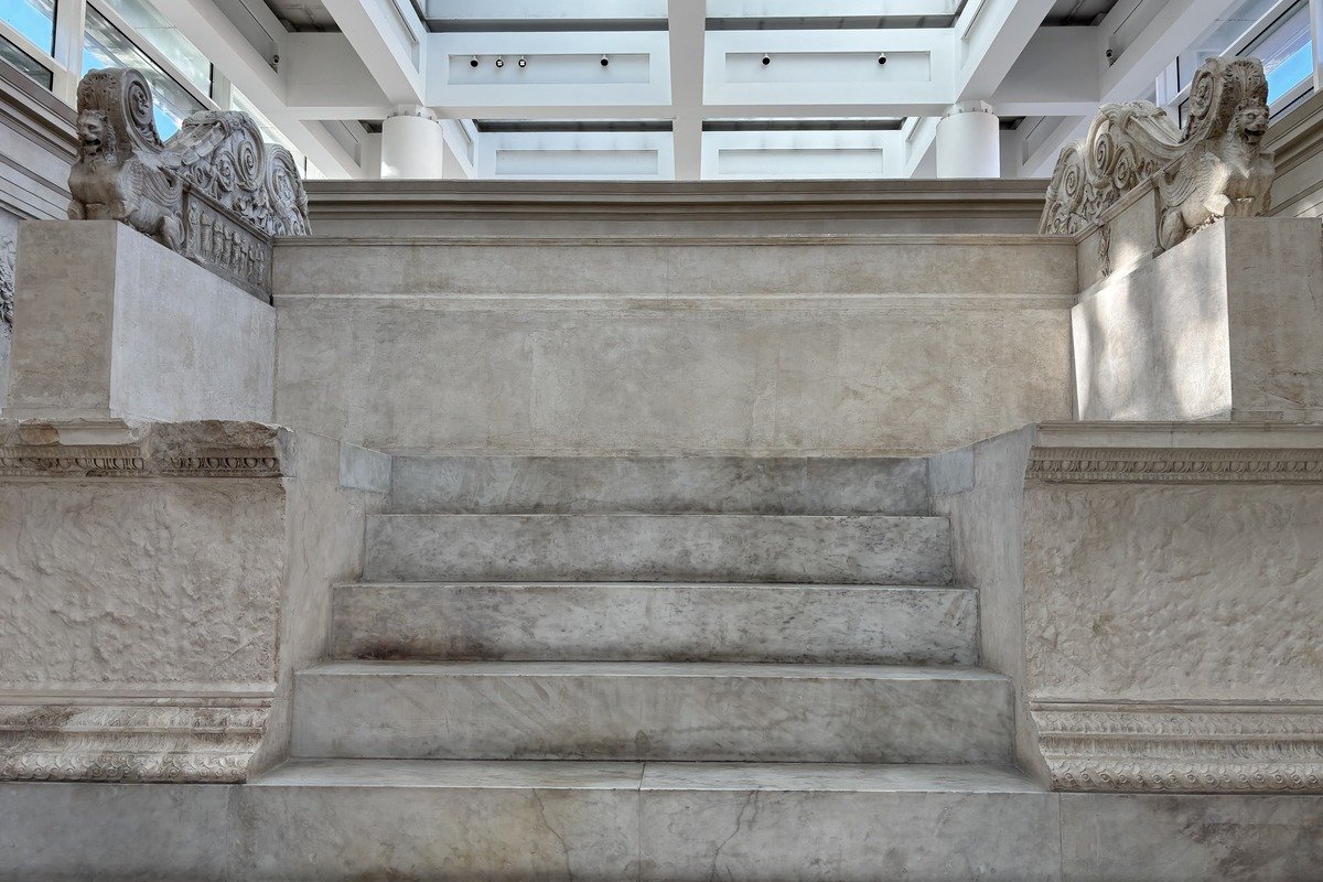 Autel antique en marbre blanc avec escalier central et griffons sculptés