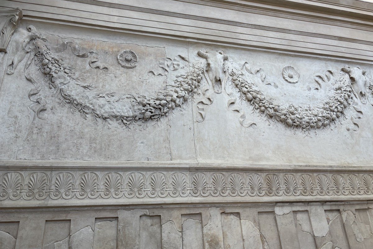 Bas-relief en pierre sculptée avec guirlandes et motifs floraux classiques