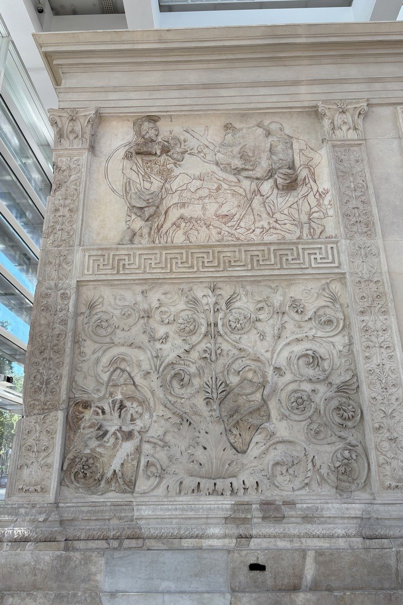 Grand panneau de marbre sculpté avec bas-reliefs de figures et ornements