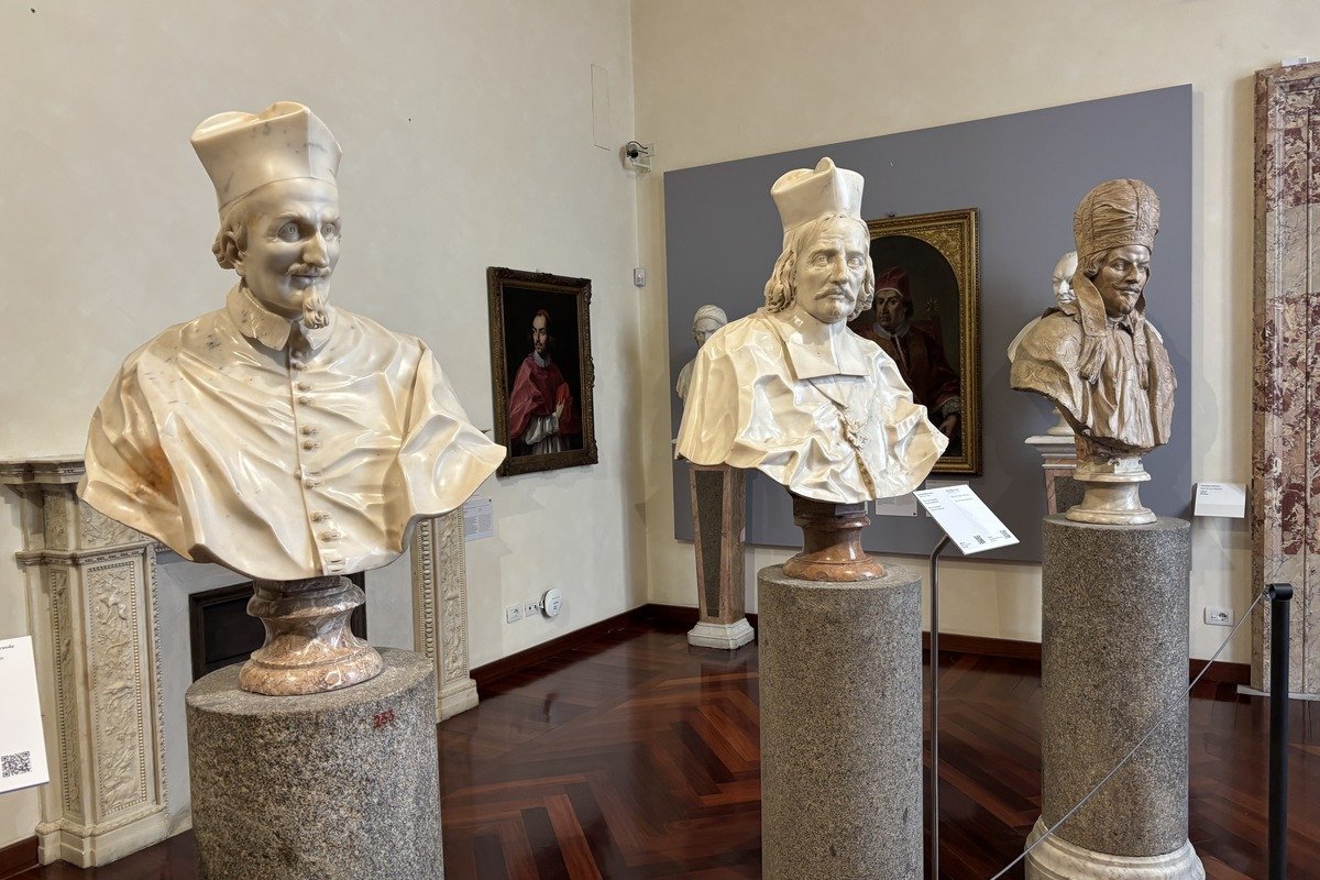 Trois bustes en marbre blanc de prélats sur piédestaux dans une salle de musée