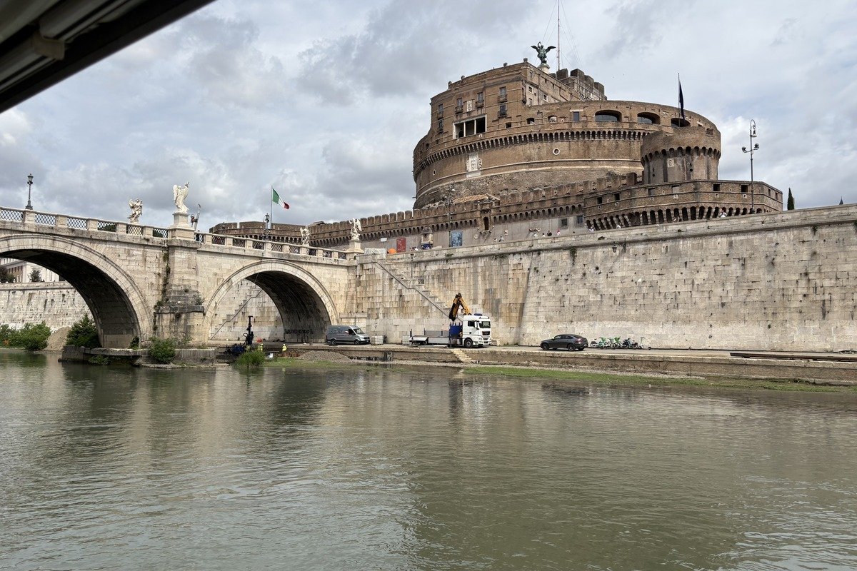 Château cylindrique en pierre et pont à arches vus depuis le fleuve