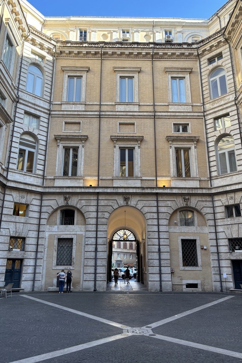 Cour intérieure du palais Braschi avec arche centrale