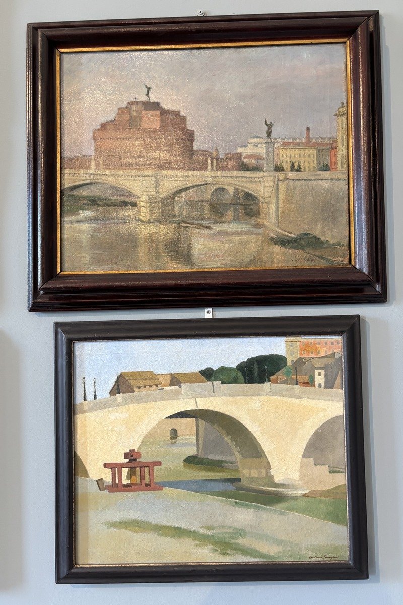 Deux peintures à l'huile encadrées représentant des ponts sur un fleuve