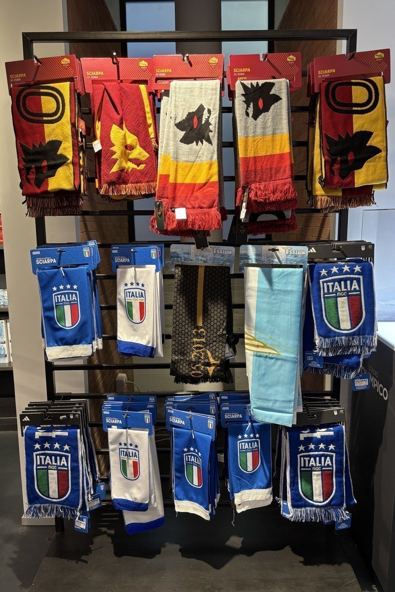 Présentoir d'écharpes de football aux couleurs rouge, jaune et bleue