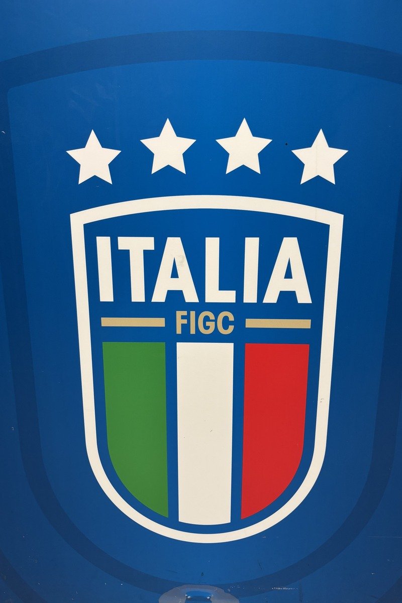 Écusson officiel de la fédération italienne de football avec quatre étoiles