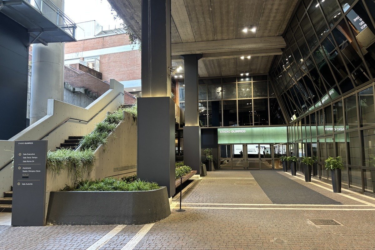 Entrée du stade olympique de Rome avec panneau directionnel et escaliers en béton