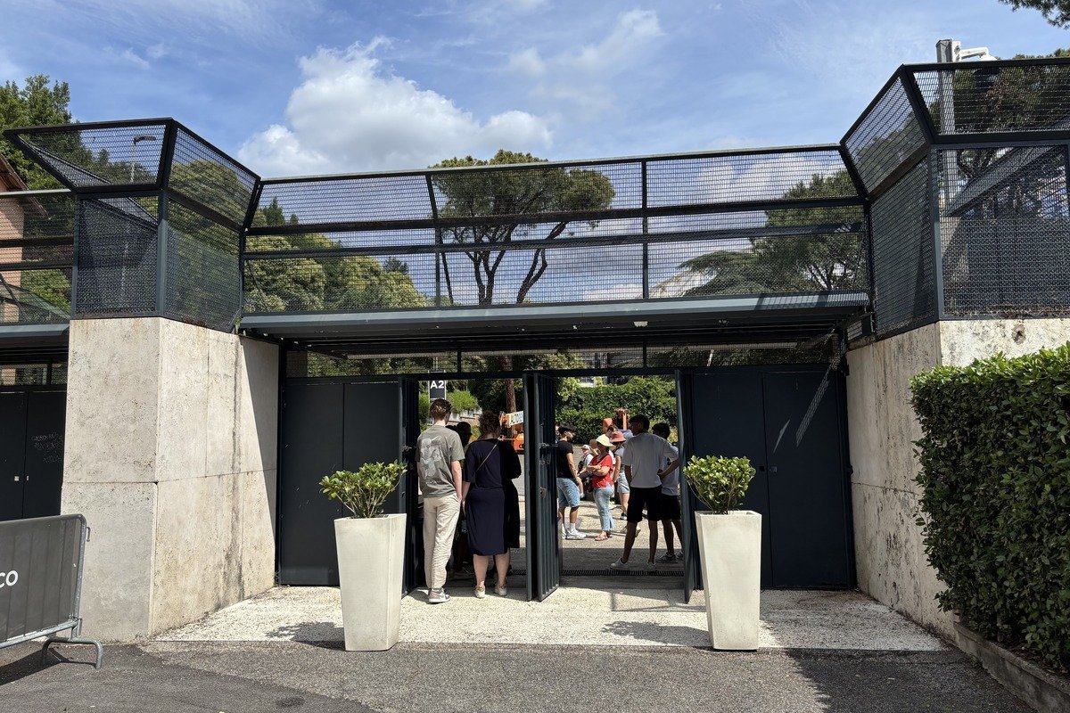 Entrée du stade olympique de Rome avec des visiteurs franchissant un portail métallique