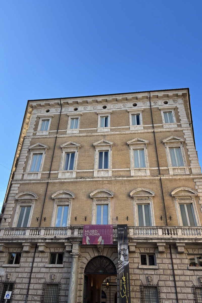 Façade du palais Braschi abritant un musée sous ciel bleu