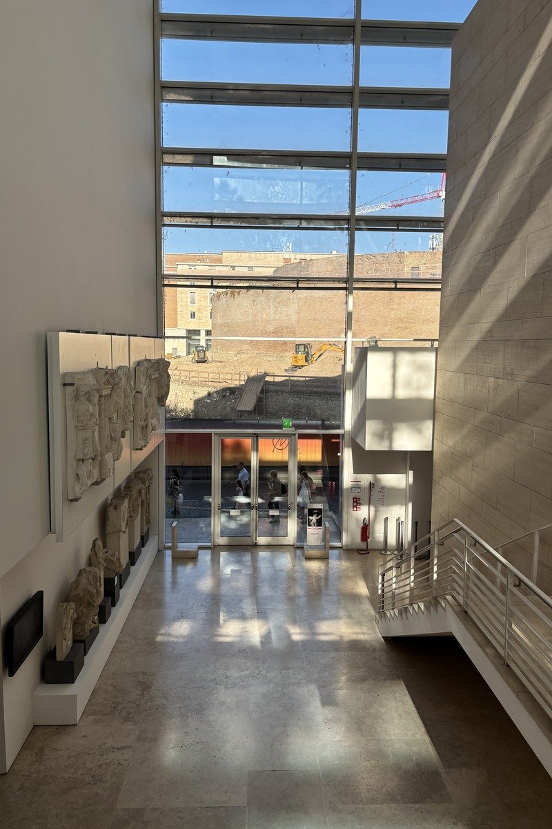 Hall du musée de l'Ara Pacis avec sculptures antiques