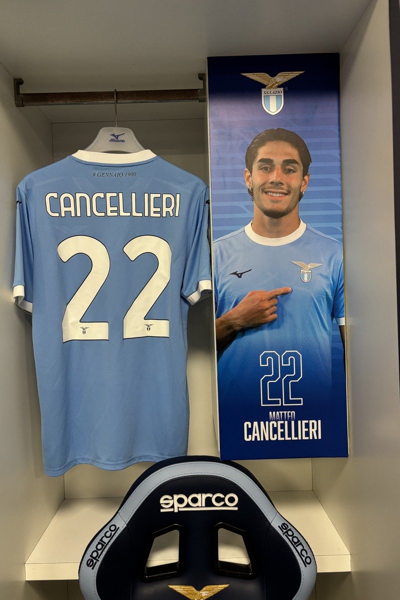 Maillot de football bleu numéro 22 suspendu dans un vestiaire avec affiche joueur