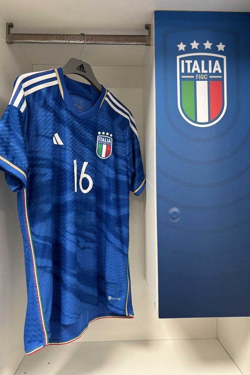 Maillot de football bleu numéro 16 suspendu dans un casier