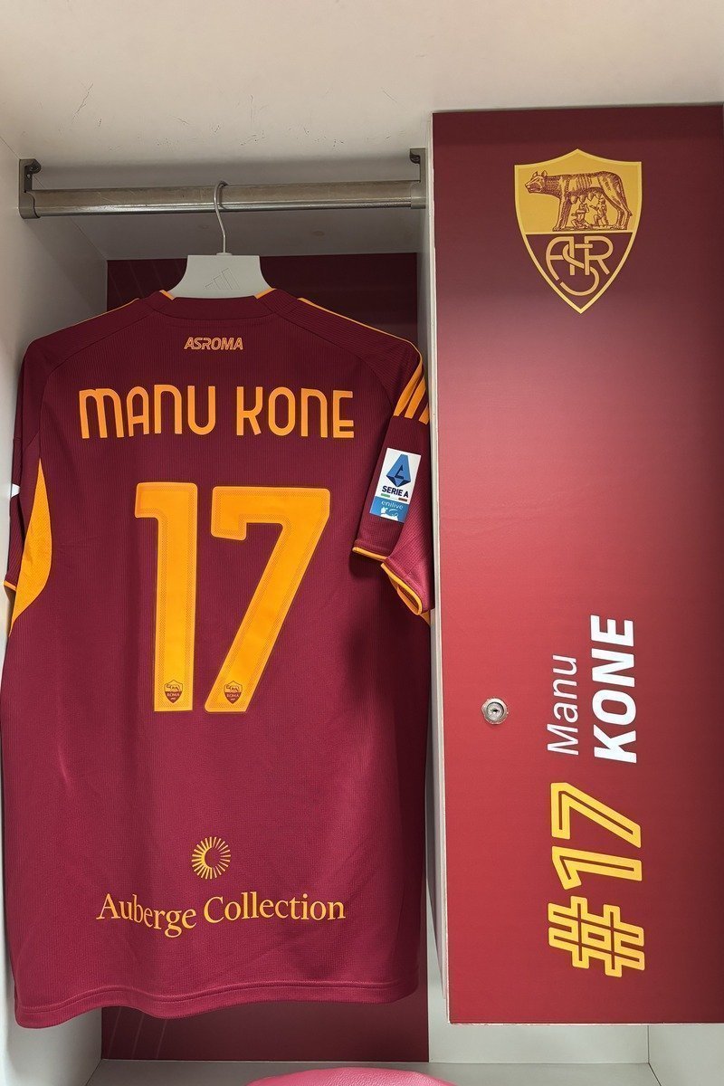 Maillot de football bordeaux numéro 17 accroché dans un vestiaire