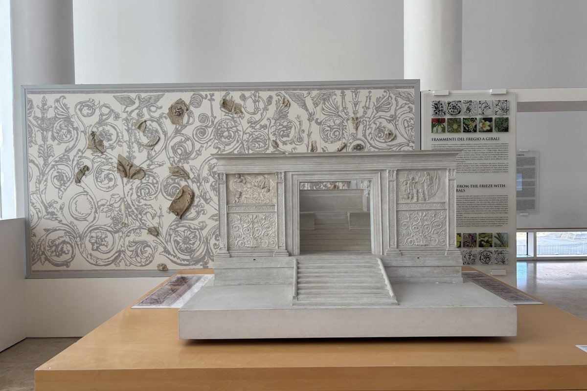 Maquette architecturale blanche et frise sculptée aux motifs végétaux exposées