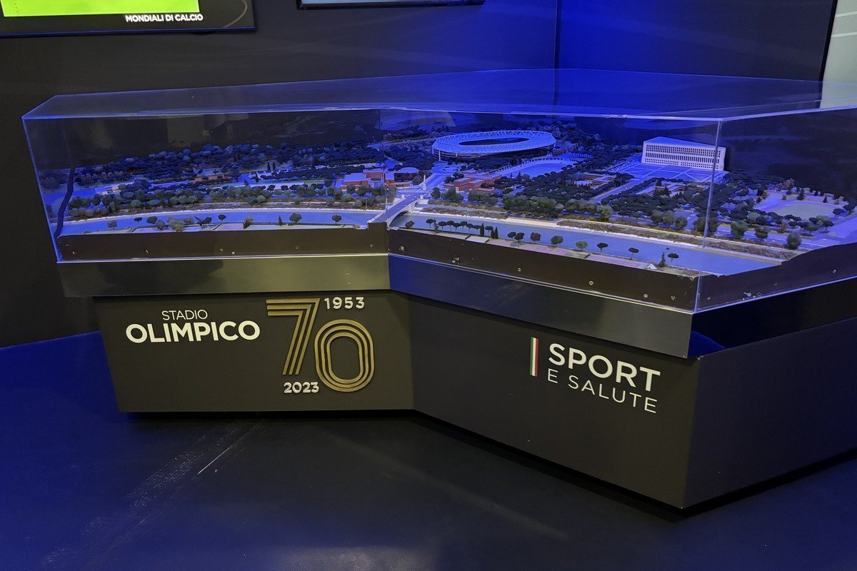 Maquette architecturale du stade olympique de Rome sous vitrine illuminée en bleu