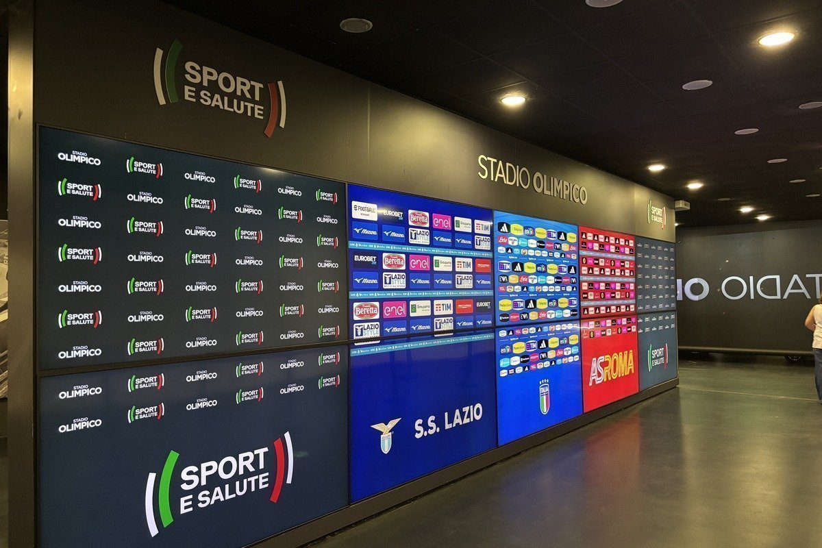 Mur de logos des sponsors dans la zone mixte du stade olympique de Rome