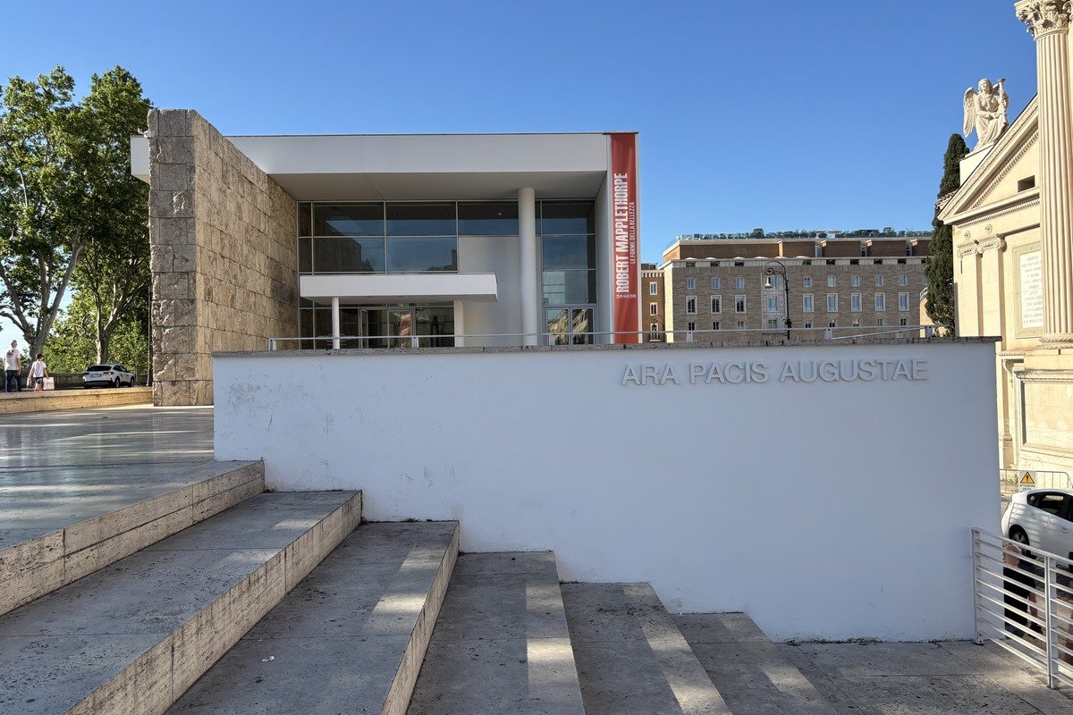 Façade blanche du musée avec inscription Ara Pacis Augustae
