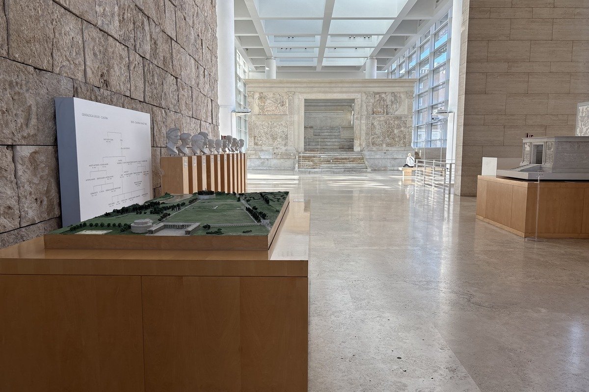 Intérieur du musée de l'Ara Pacis avec maquette architecturale et bustes antiques