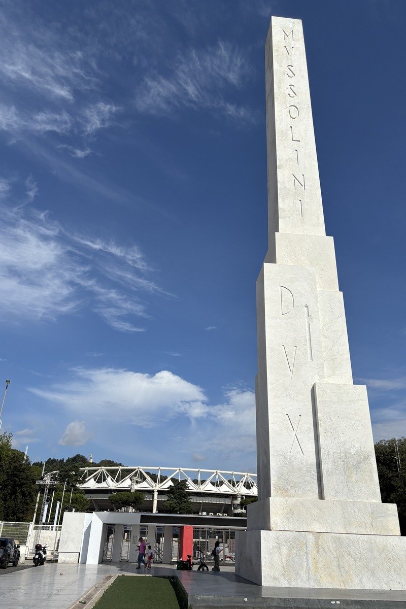 Obélisque de marbre blanc avec inscription gravée sous ciel bleu