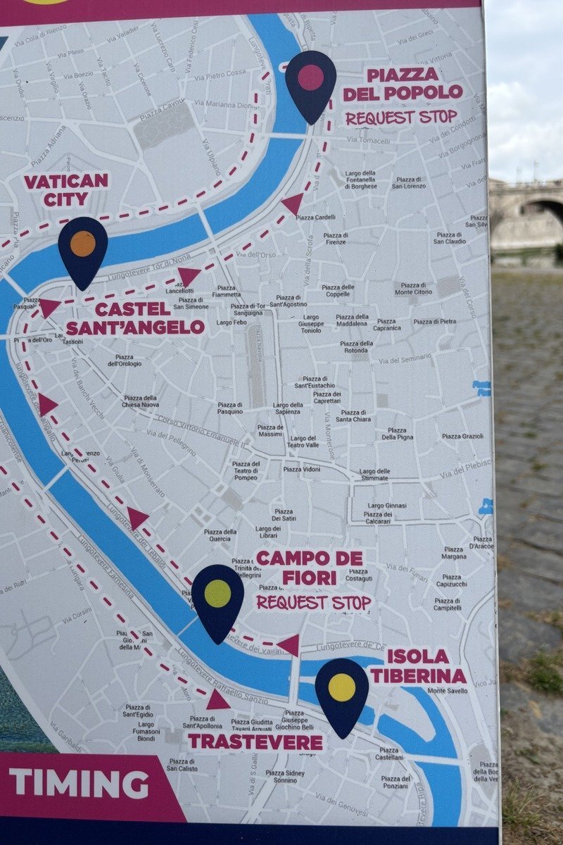Panneau touristique avec carte des arrêts de la croisière sur le Tibre