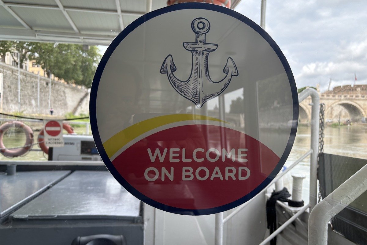 Panneau rond Welcome on Board avec ancre sur un bateau fluvial