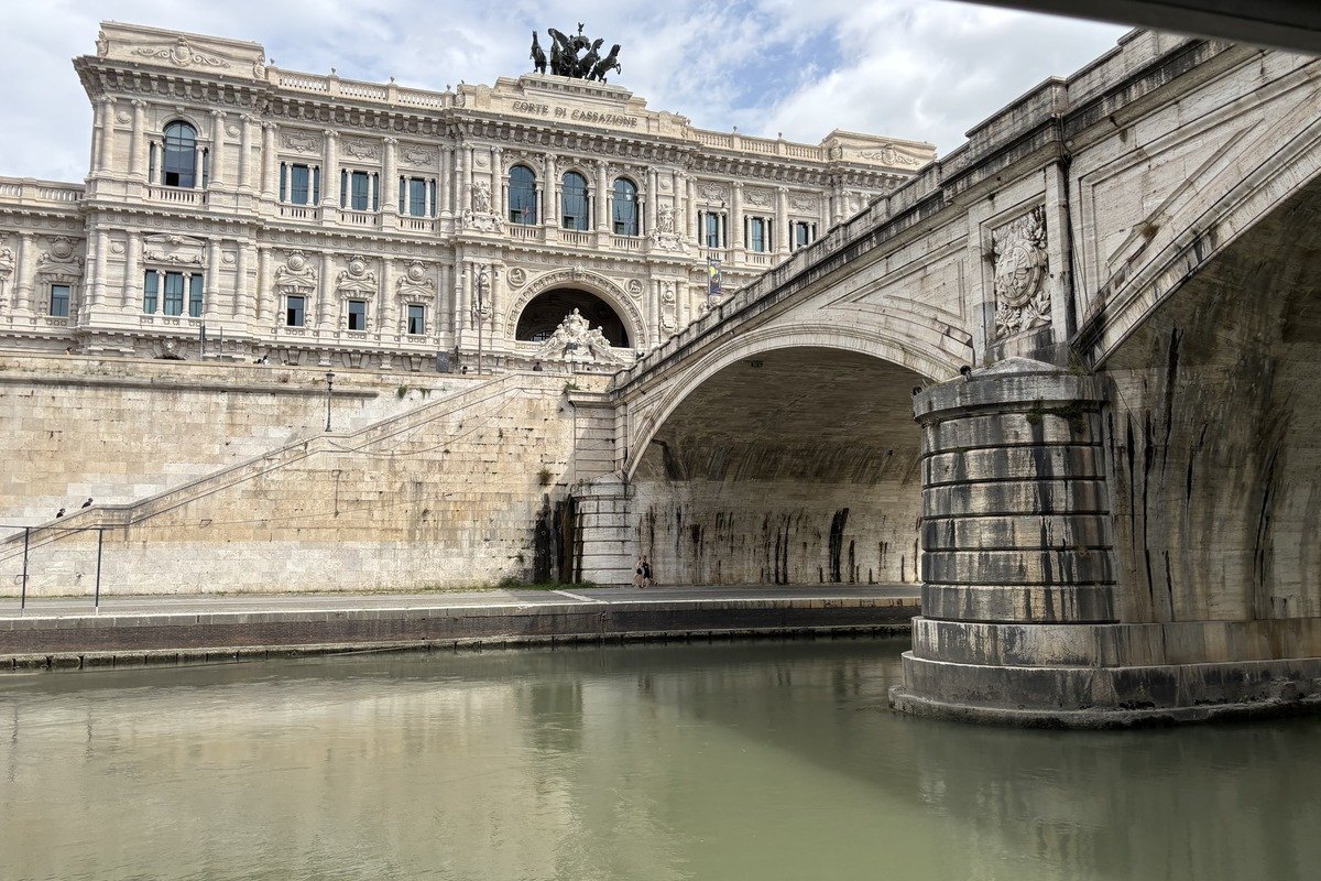 Pont en pierre et palais de justice néoclassique vus depuis le fleuve
