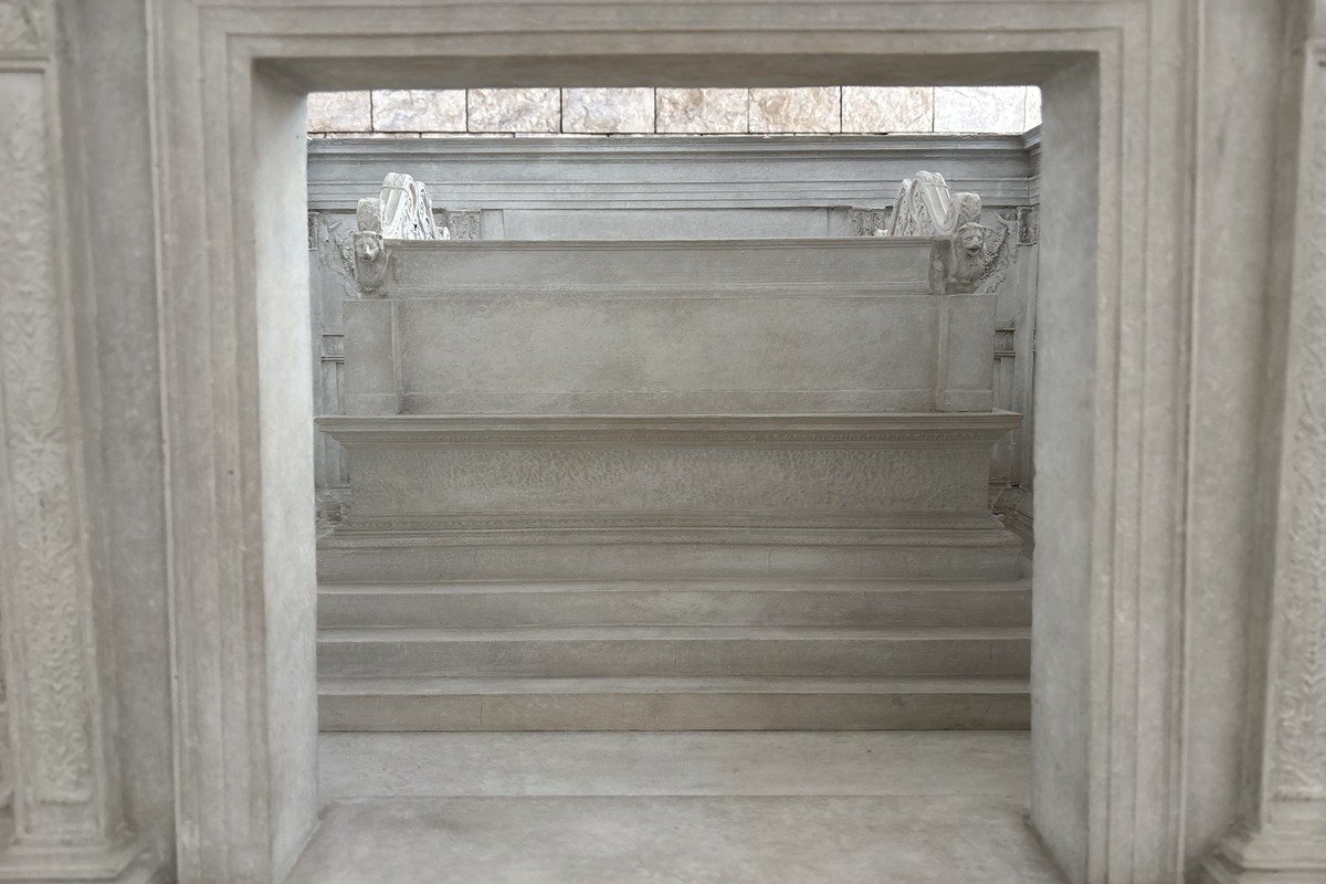 Portail en marbre blanc encadrant un escalier sculpté à gradins