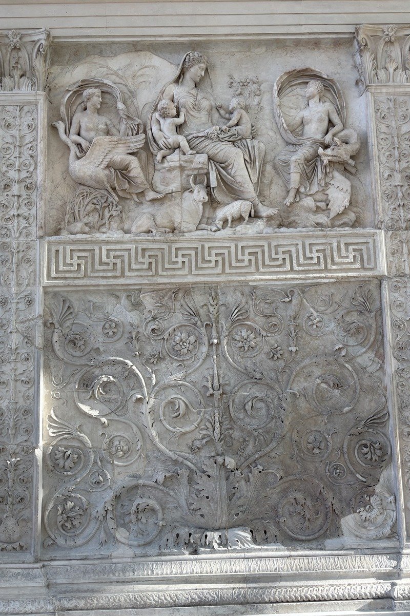 Panneau de marbre sculpté avec figures mythologiques et motifs végétaux