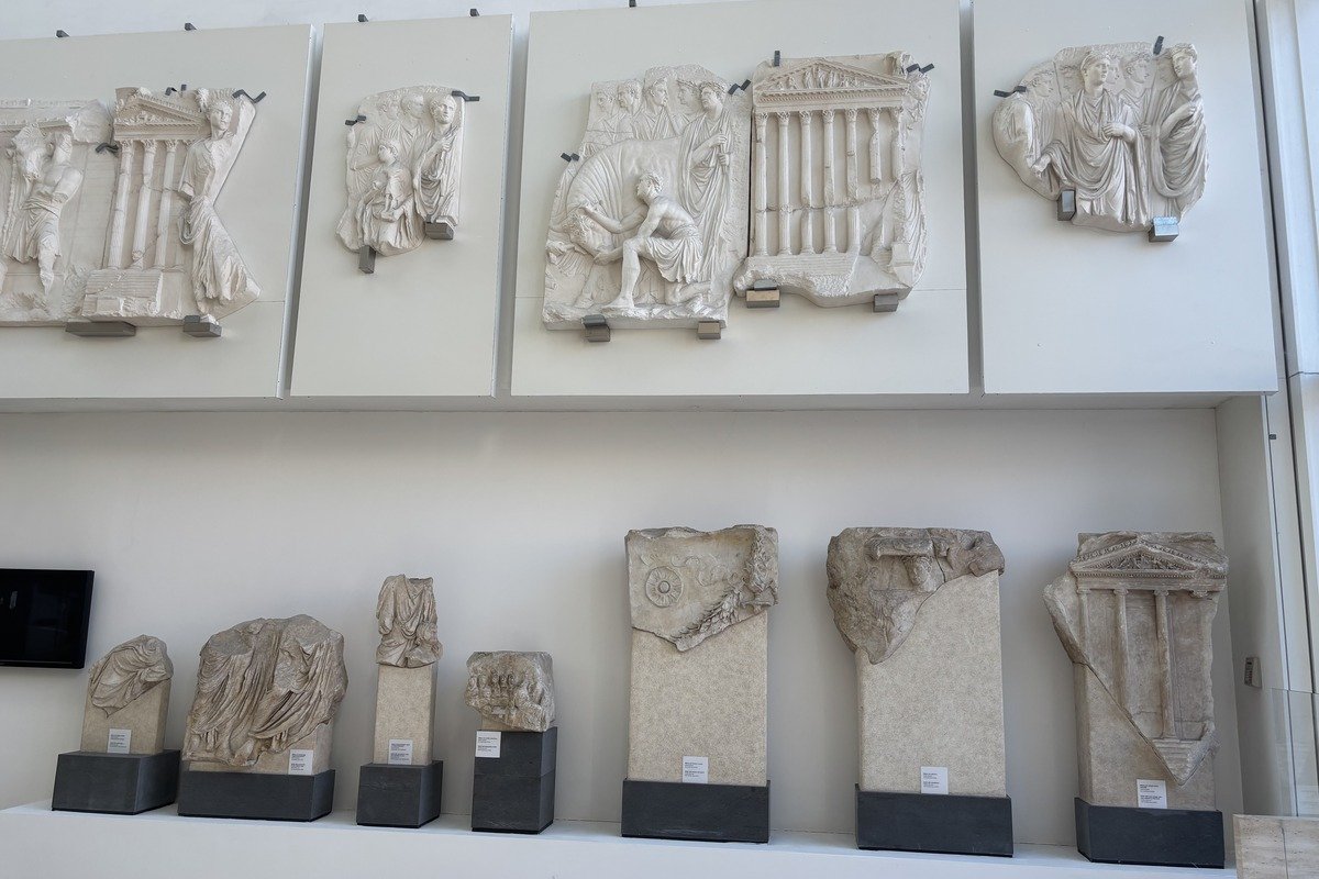 Reliefs et fragments de marbre antique exposés