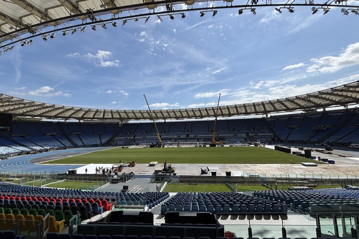 Vue intérieure du stade olympique de Rome avec pelouse verte et tribunes vides