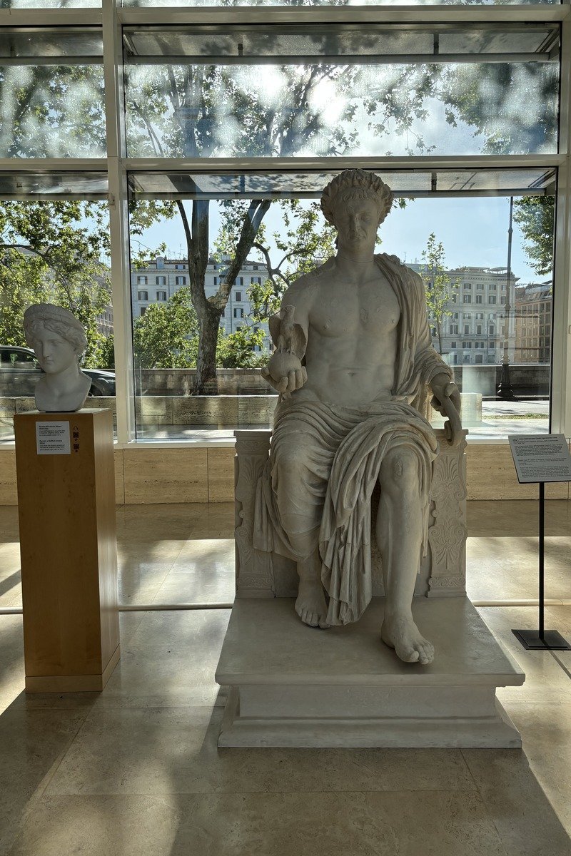 Grande statue de marbre blanc d'un homme assis sur un trône