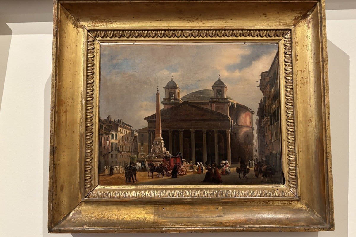 Peinture ancienne encadrée représentant une place animée avec colonnade