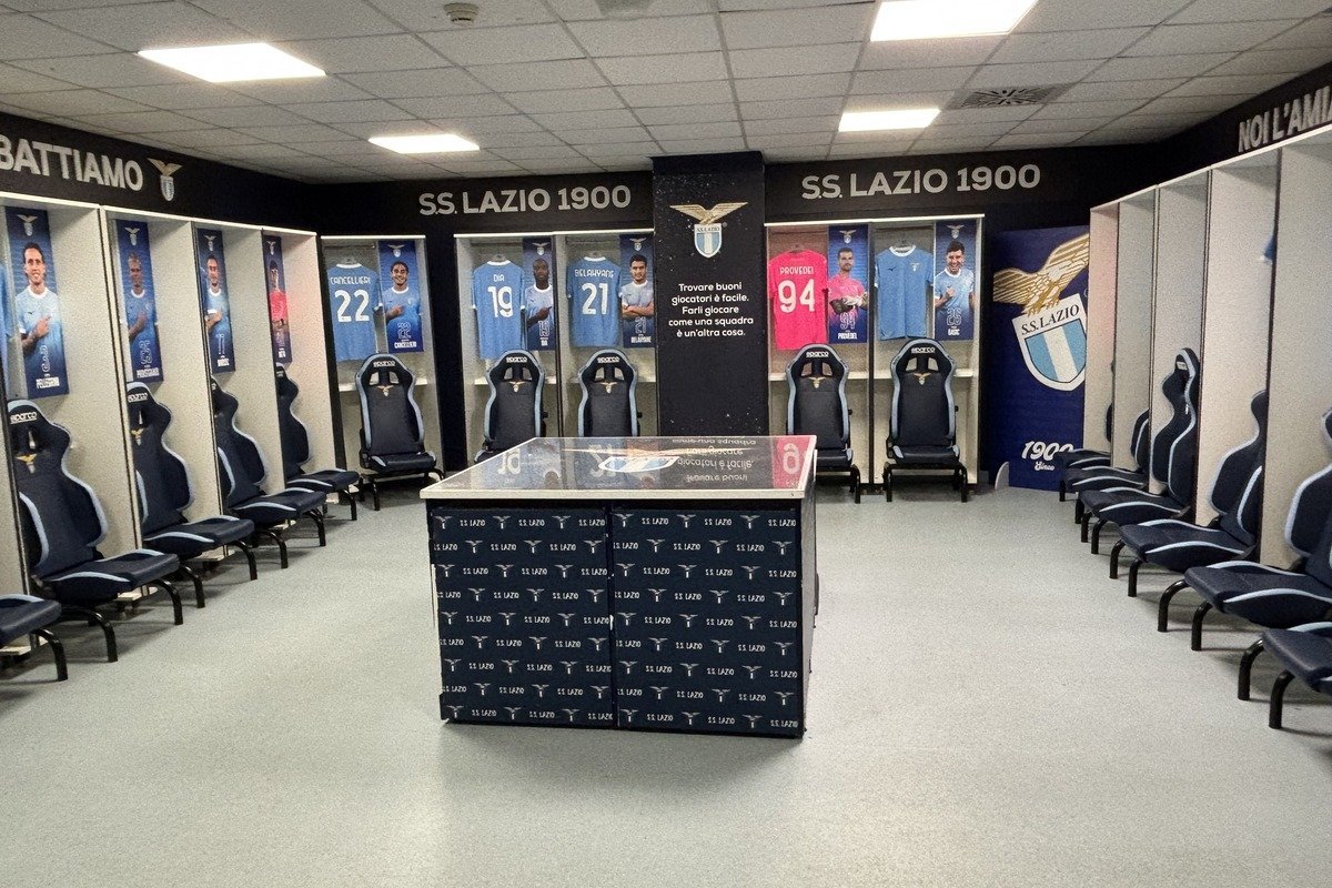Vestiaire d'équipe de football avec maillots bleus accrochés aux casiers