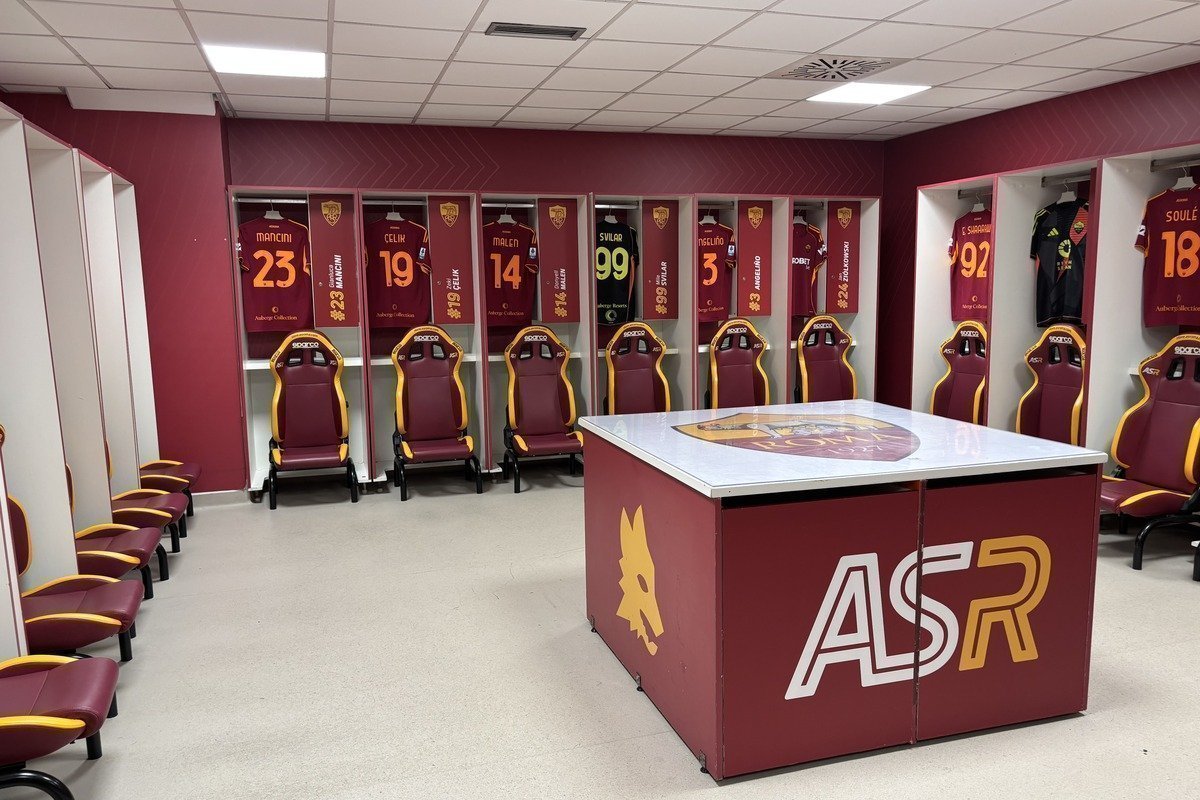 Vestiaire de club de football avec maillots numérotés et chaises bordeaux