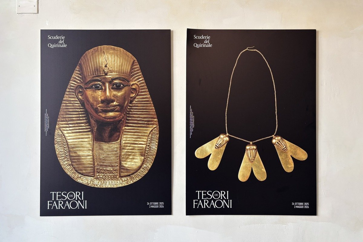 Deux affiches d'exposition sur masque funéraire et collier égyptien dorés