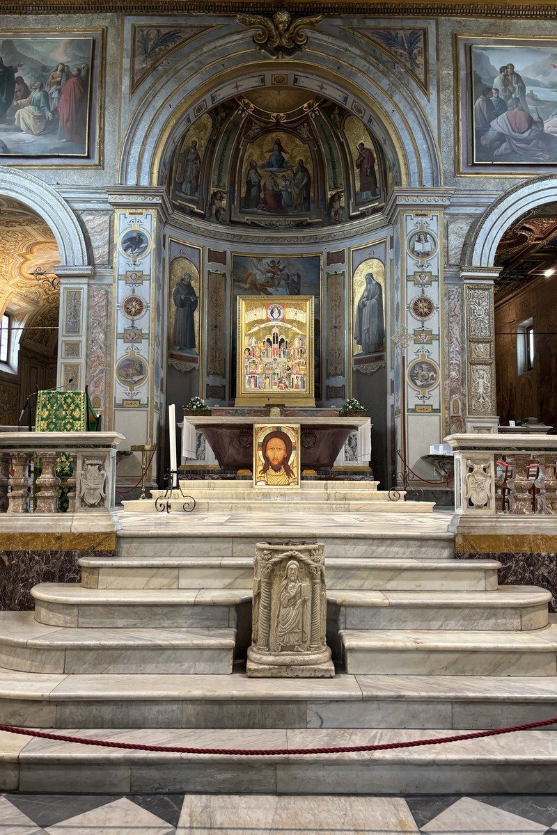 Autel central d'une église ornée de fresques et d'icônes dorées