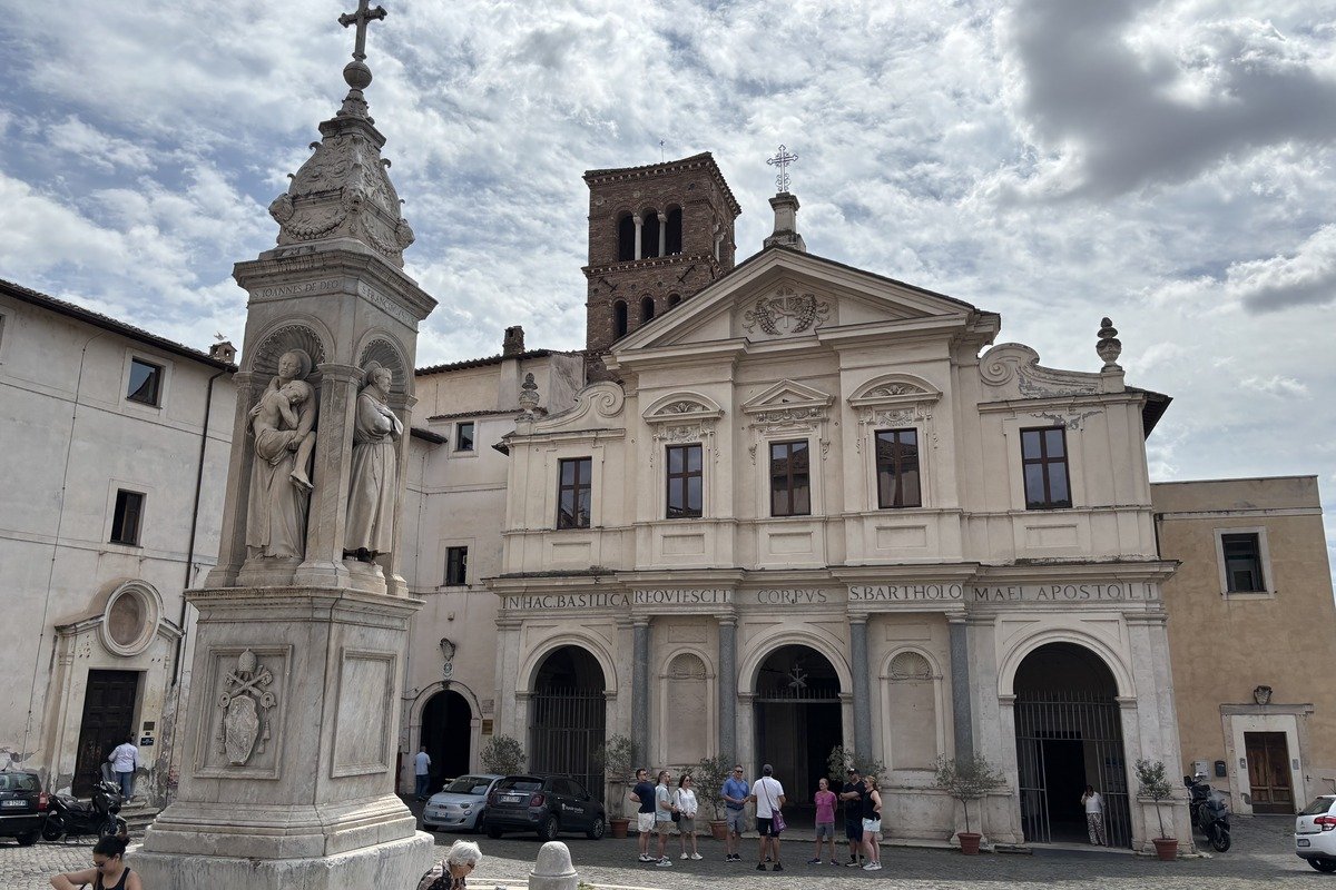 Façade baroque de la Basilique San Bartolomeo all'Isola avec colonne sculptée