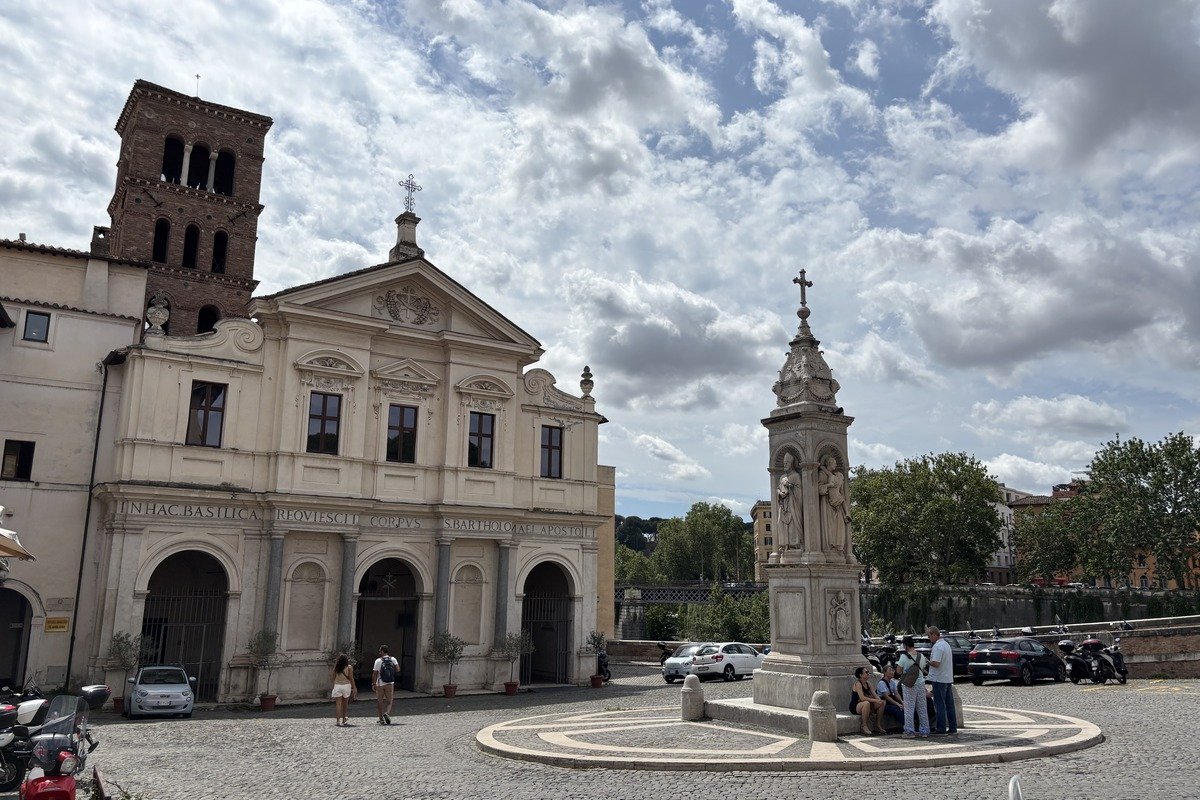 Façade baroque de la Basilique San Bartolomeo all'Isola avec clocher médiéval et colonne votive sur place pavée