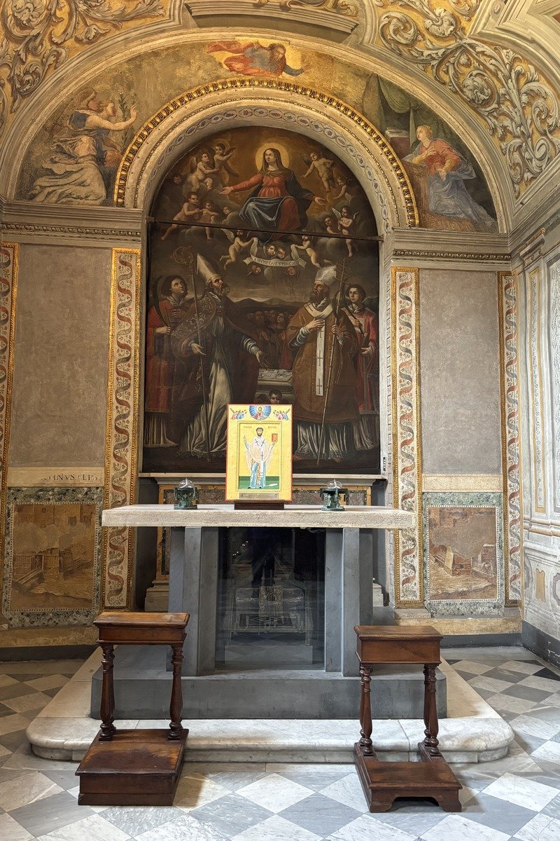 Chapelle ornée de fresques avec autel en marbre et icône colorée