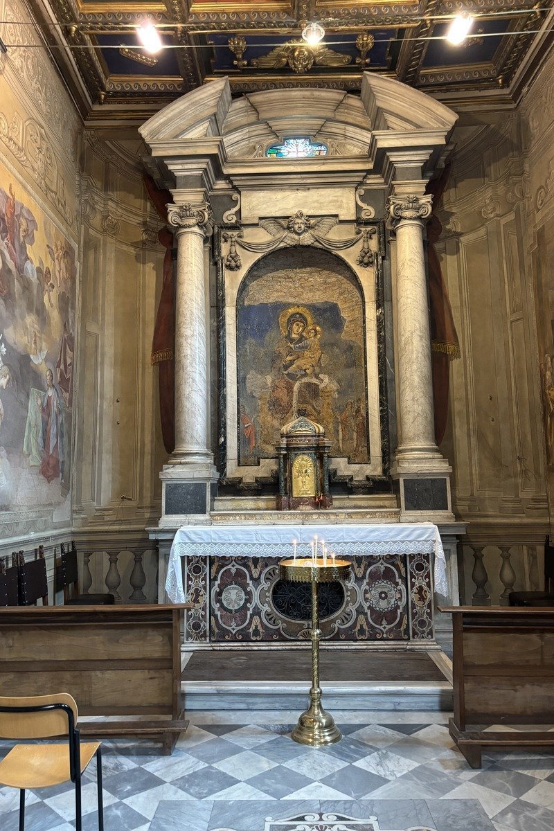 Chapelle latérale avec autel baroque, icône dorée et fresques murales