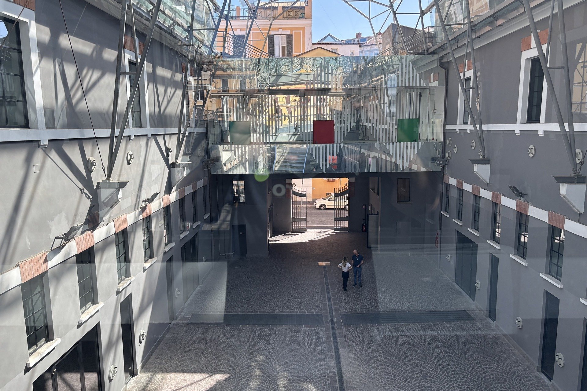 Cour intérieure moderne avec verrière et passerelle vitrée