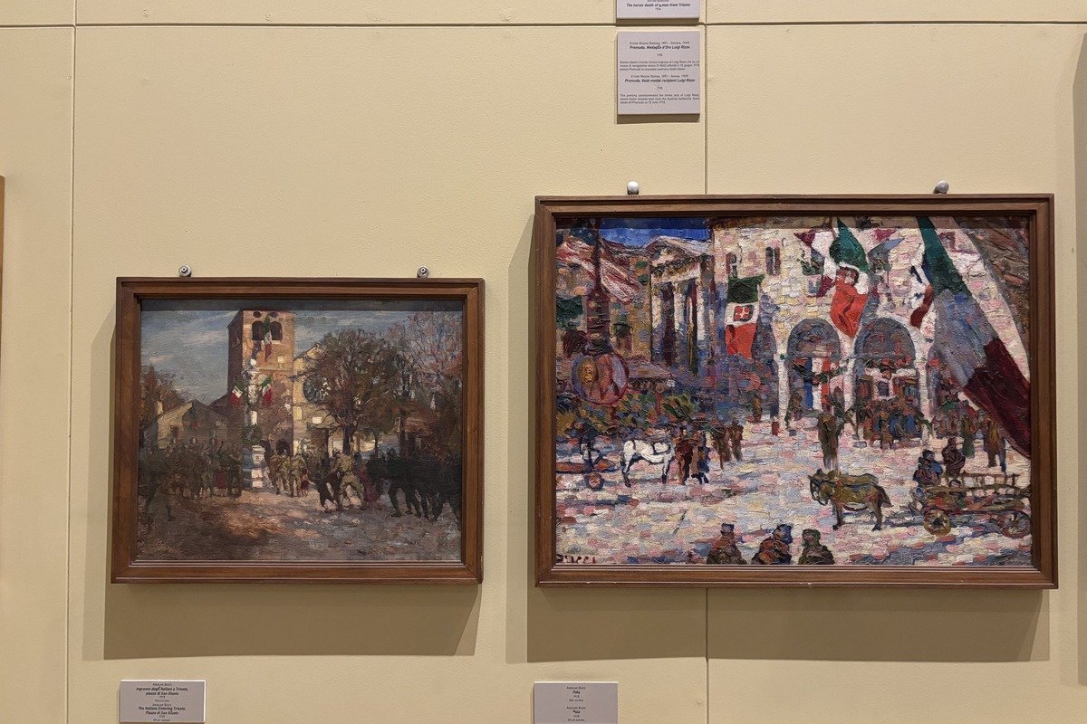 Deux peintures à l'huile encadrées accrochées sur un mur beige de musée