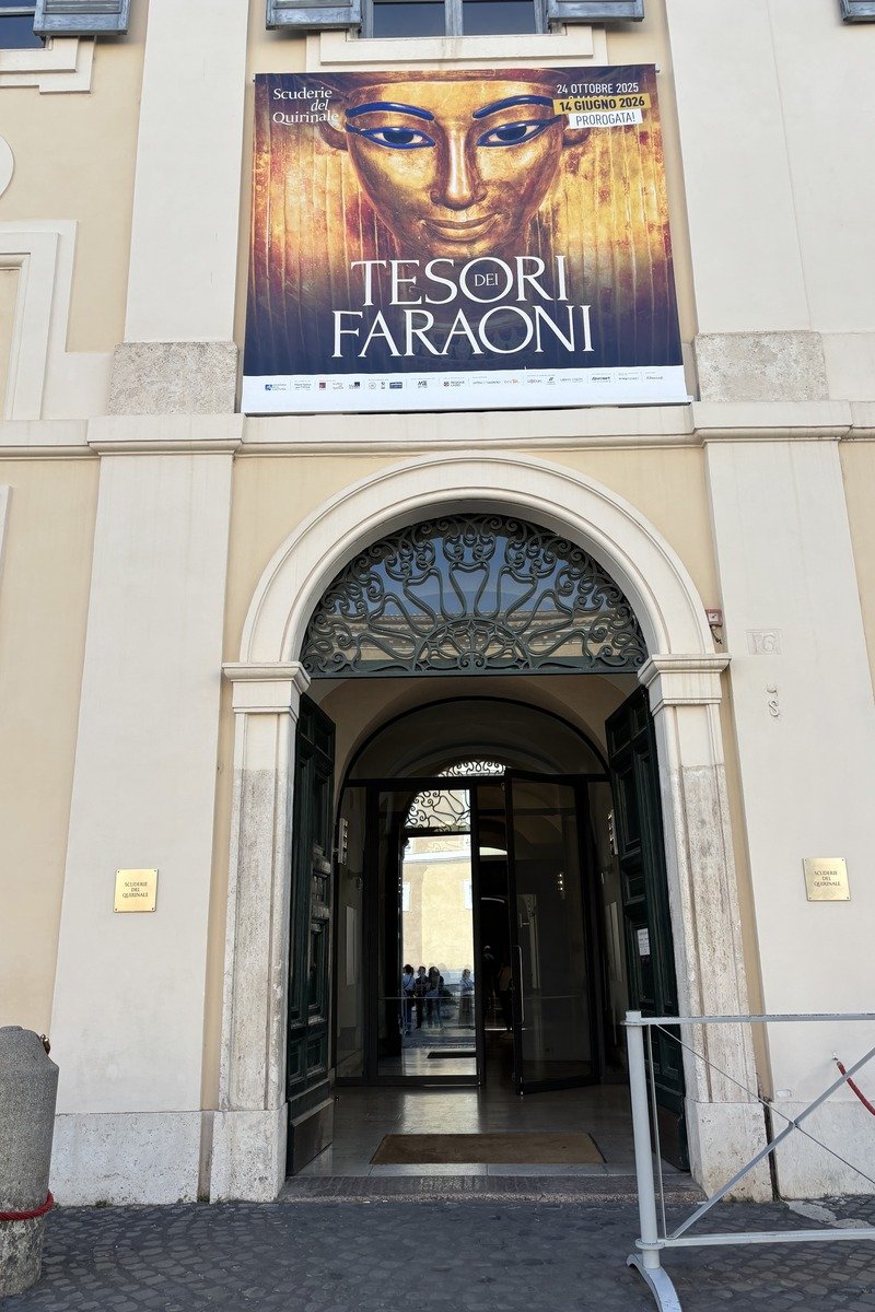 Entrée du musée des écuries du Quirinal avec affiche d'exposition sur les trésors des pharaons