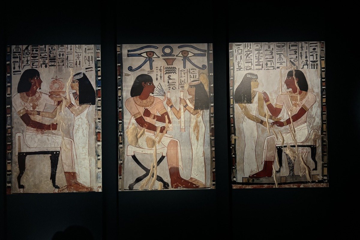Trois panneaux de fresques égyptiennes anciennes avec hiéroglyphes et personnages