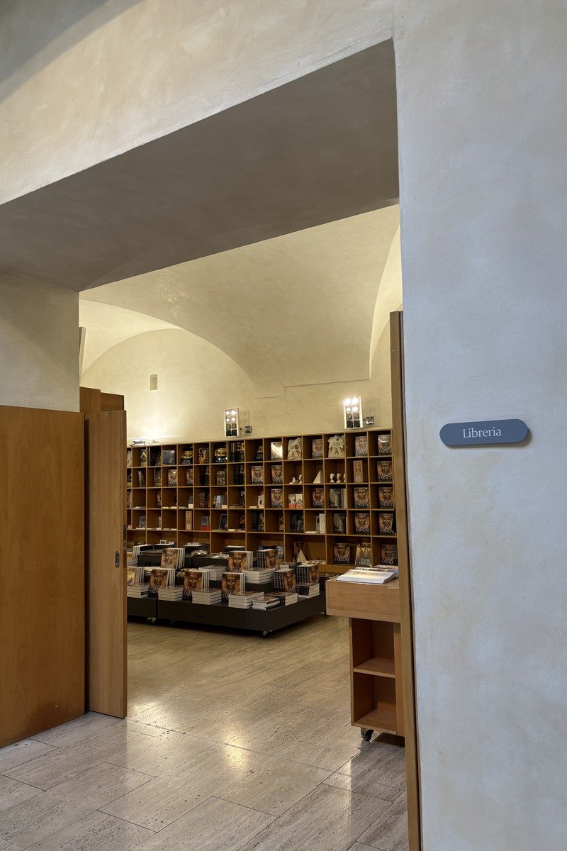Entrée d'une librairie avec voûtes et étagères remplies de livres